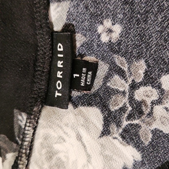 Torrid Black Floral Print Baby Doll Surplice Short Sleeve Women's Top Size 1 - Picture 13 of 15